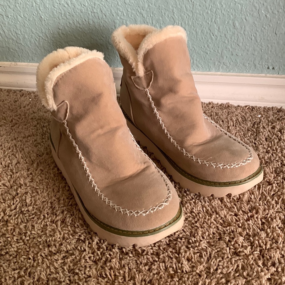 Beige Wintertime ankle boots.